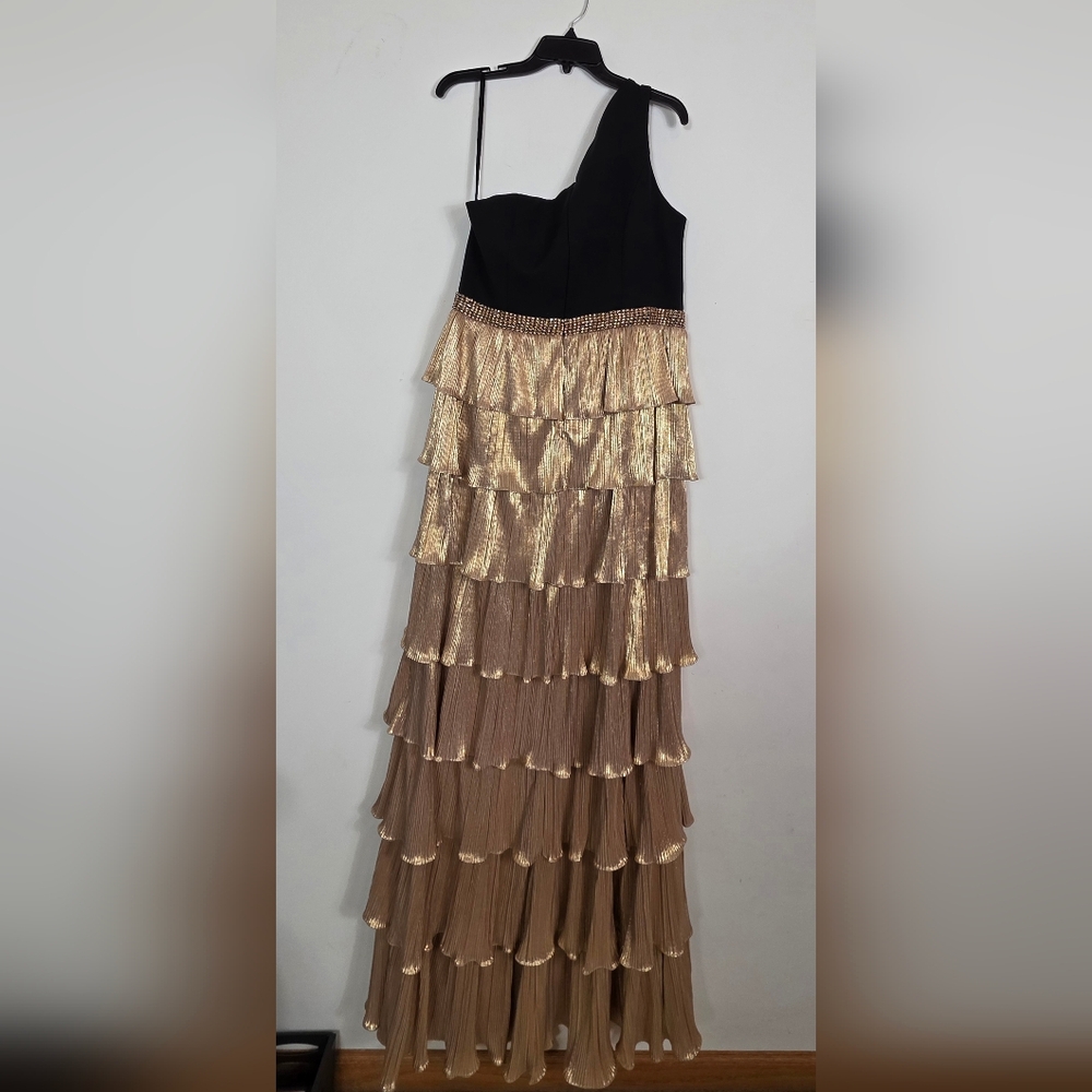 Mac Duggal 26541 One Shoulder Layered Metallic Ruffle Gown in Black/Gold Size 12 - Picture 4 of 10